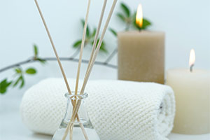Bild eines Massage-Handtuchs, Duftstäbchen und einer Kerze