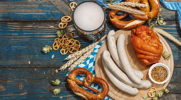 Eine Platte mit bayerischem Essen und einer Maß Bier von oben fotografiert